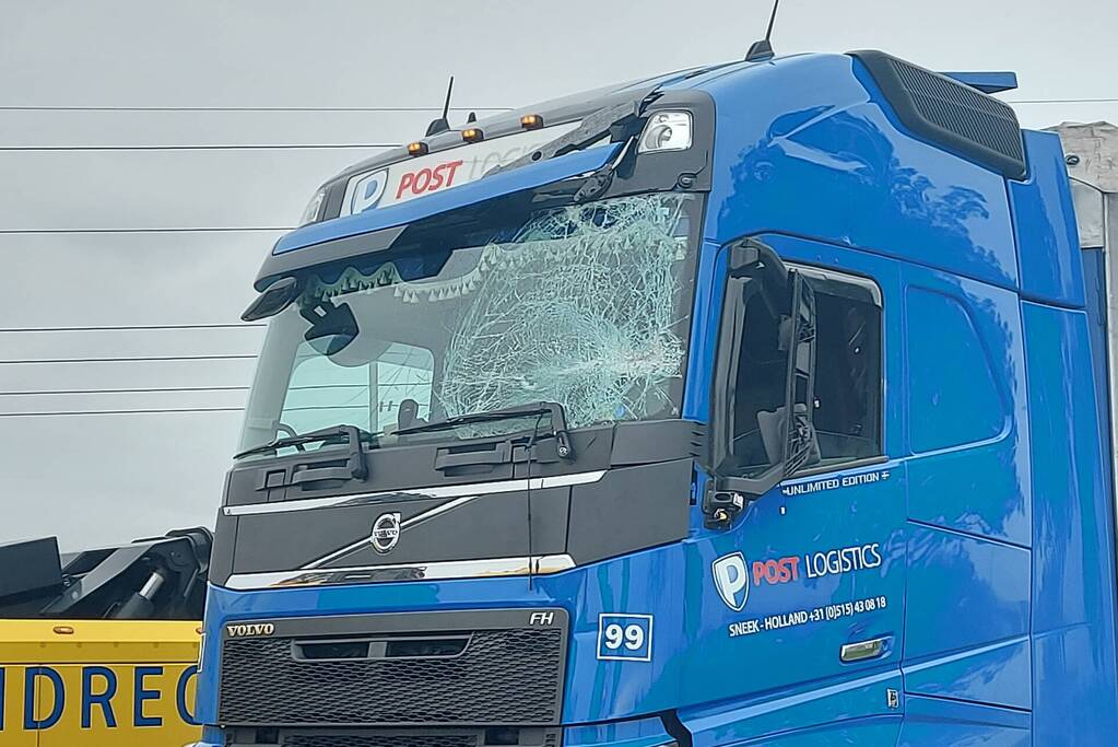 Vrachtwagen knalt tegen verkeersbord op Rijksweg