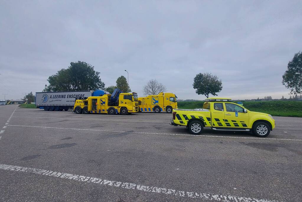 Vrachtwagen knalt tegen verkeersbord op Rijksweg