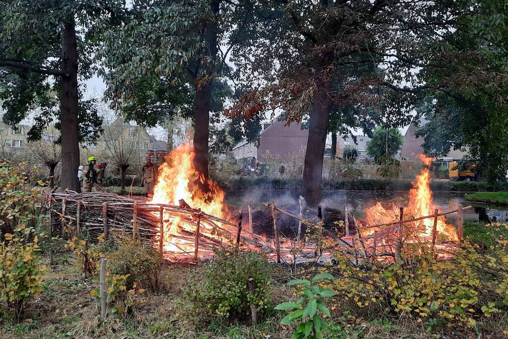 Veel rook bij brand buiten