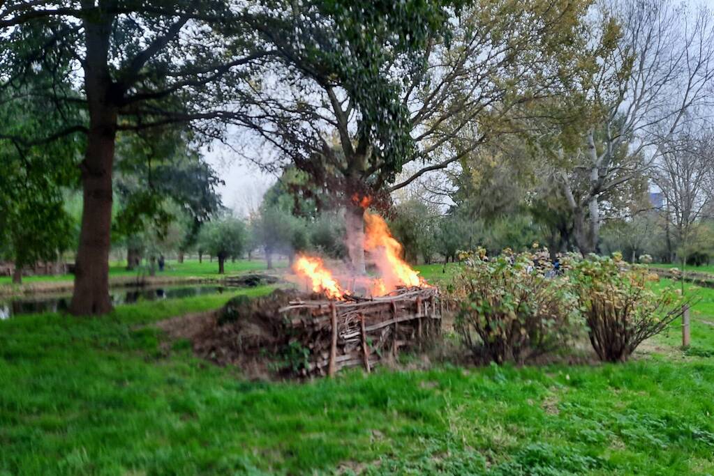 Veel rook bij brand buiten
