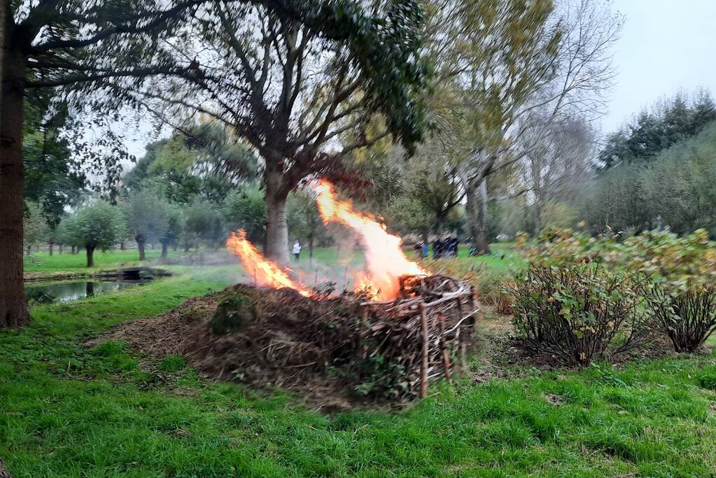 Veel rook bij brand buiten