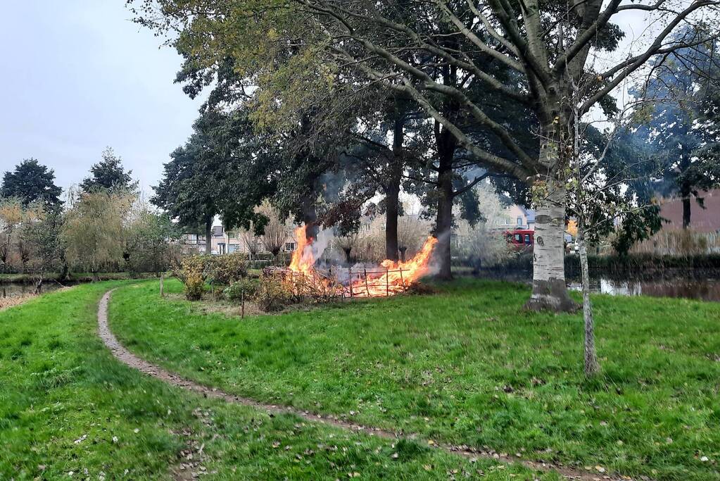 Veel rook bij brand buiten
