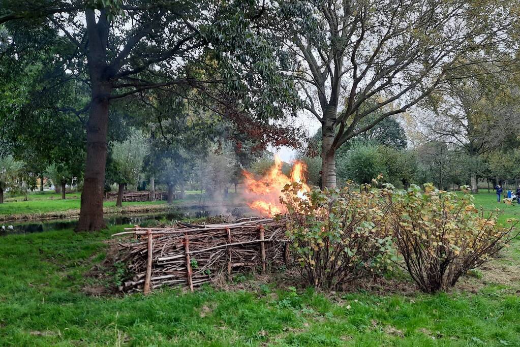 Veel rook bij brand buiten