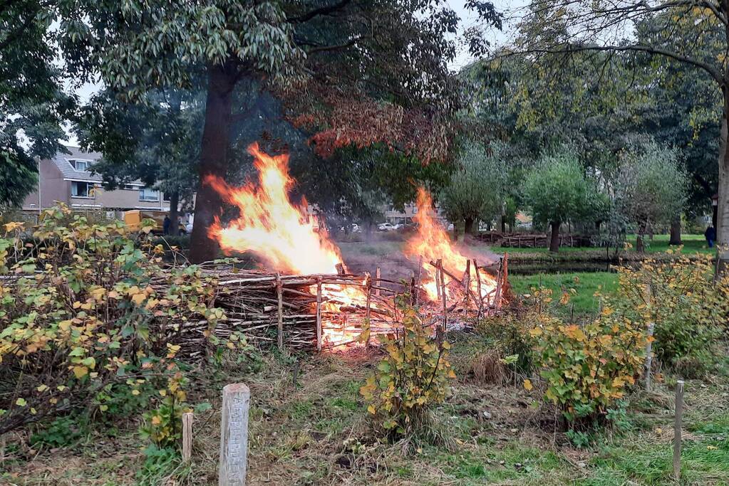 Veel rook bij brand buiten
