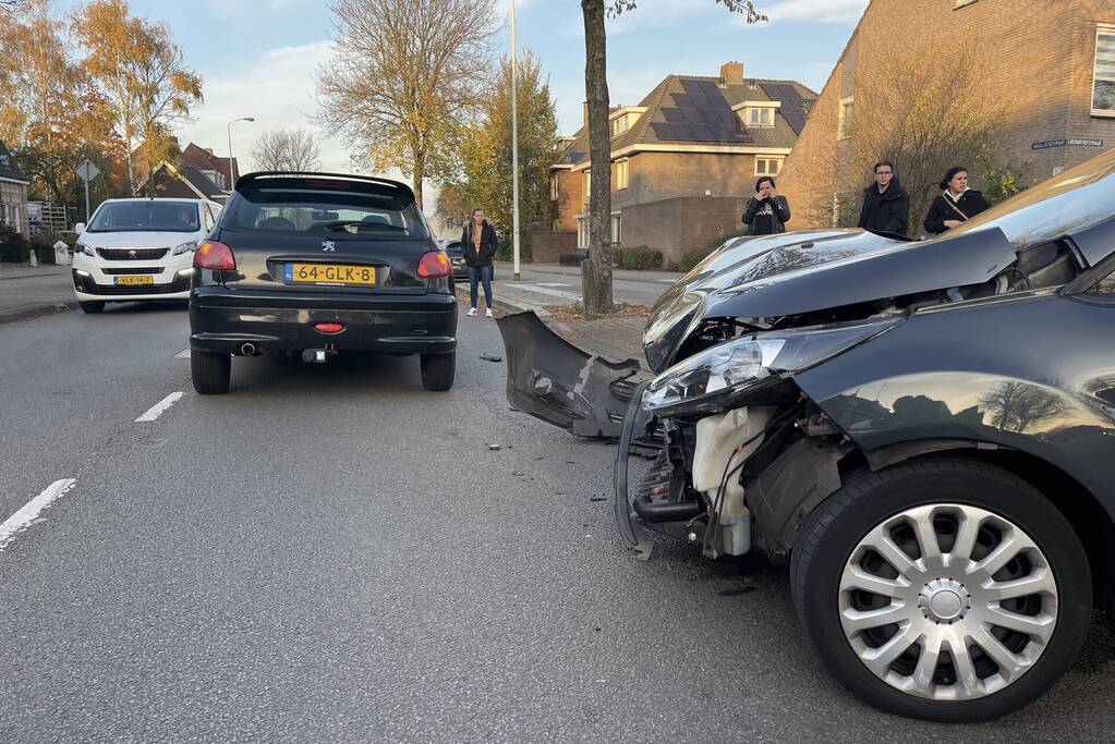 Veel schade bij ongeval tussen twee auto's