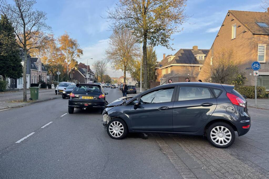 Veel schade bij ongeval tussen twee auto's