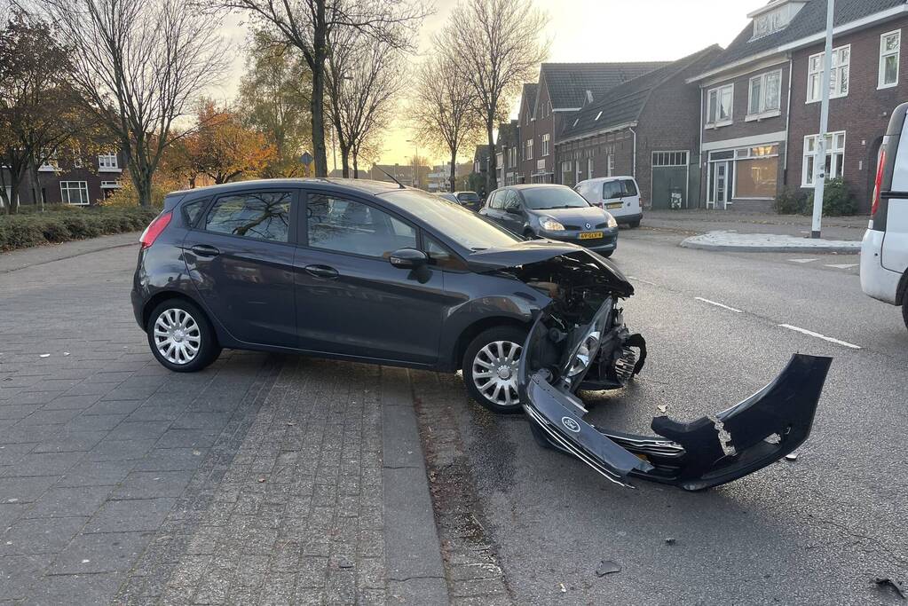 Veel schade bij ongeval tussen twee auto's