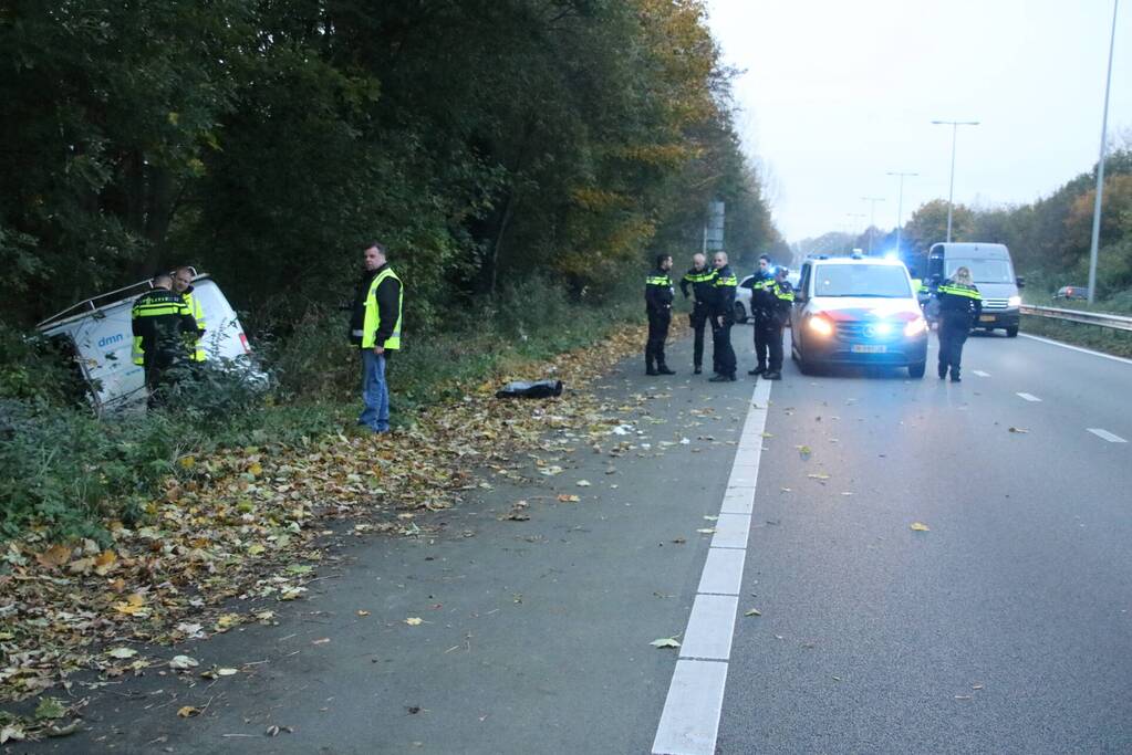 Bestuurder zwaargewond bij botsing met boom