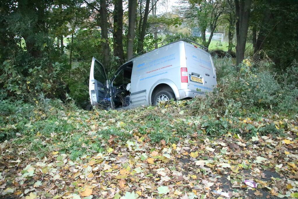 Bestuurder zwaargewond bij botsing met boom