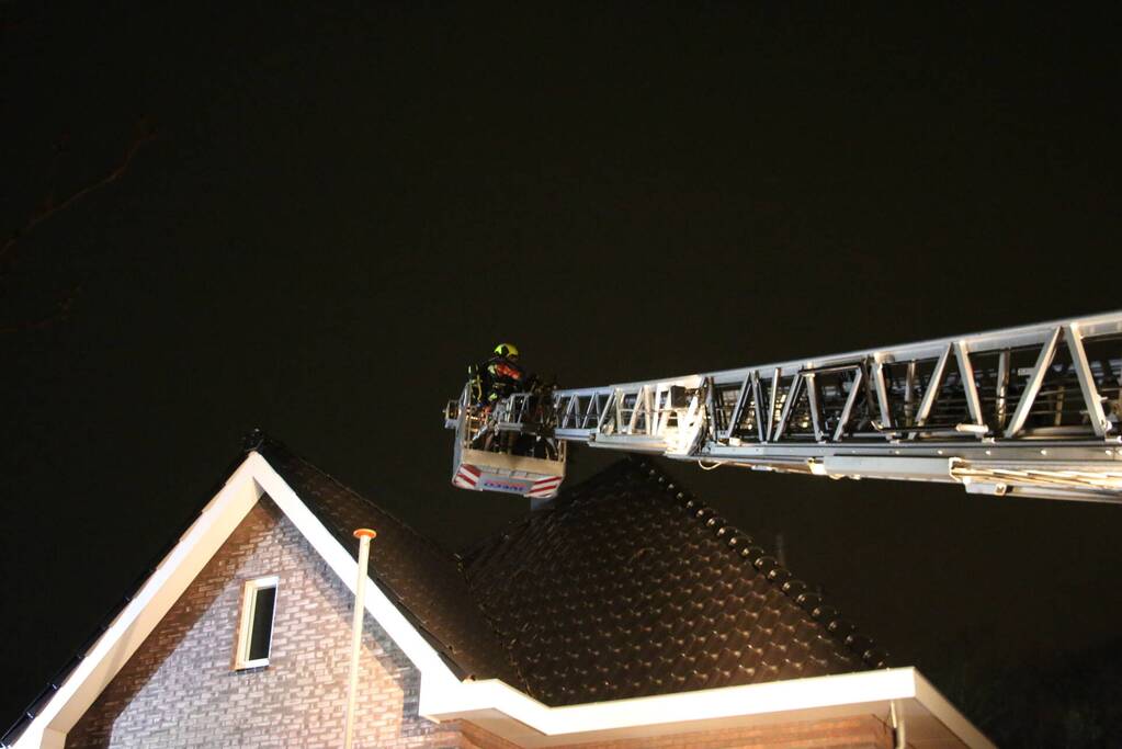 Brandweer dooft brand in schoorsteen van woning