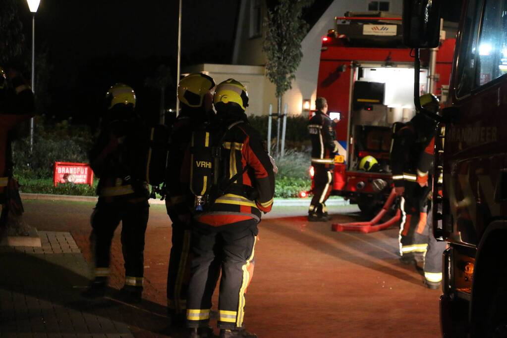 Brandweer dooft brand in schoorsteen van woning