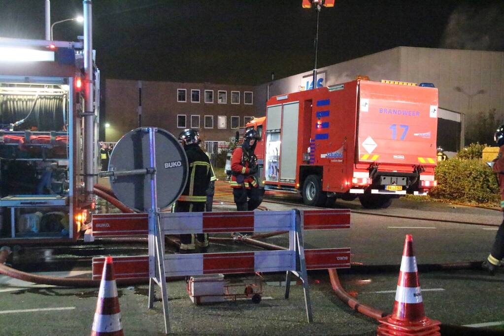 Twee geparkeerde vrachtwagens uitgebrand