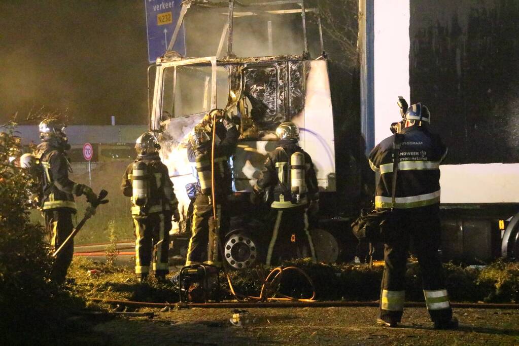 Twee geparkeerde vrachtwagens uitgebrand