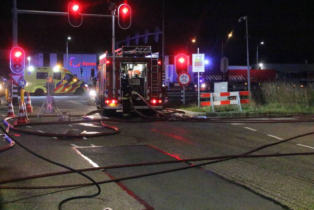 Twee geparkeerde vrachtwagens uitgebrand