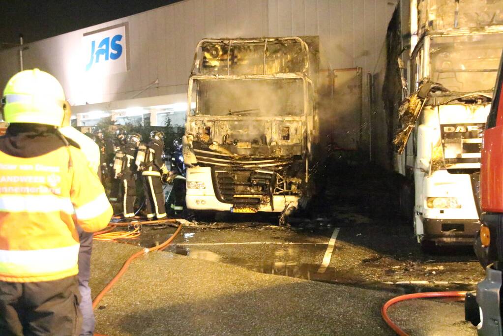 Twee geparkeerde vrachtwagens uitgebrand