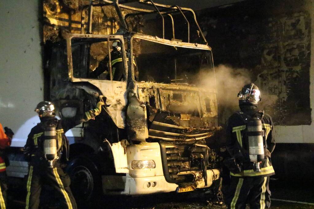 Twee geparkeerde vrachtwagens uitgebrand