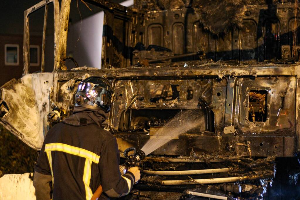 Twee geparkeerde vrachtwagens uitgebrand