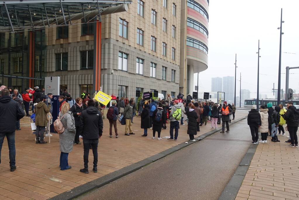 Gedupeerden toeslagenaffaire protesteren bij Belastingdienst