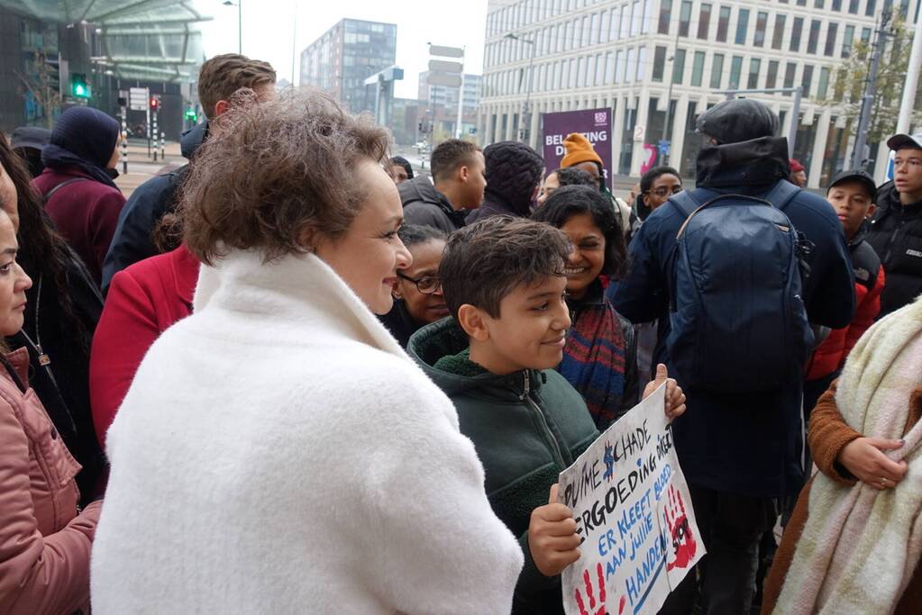 Gedupeerden toeslagenaffaire protesteren bij Belastingdienst