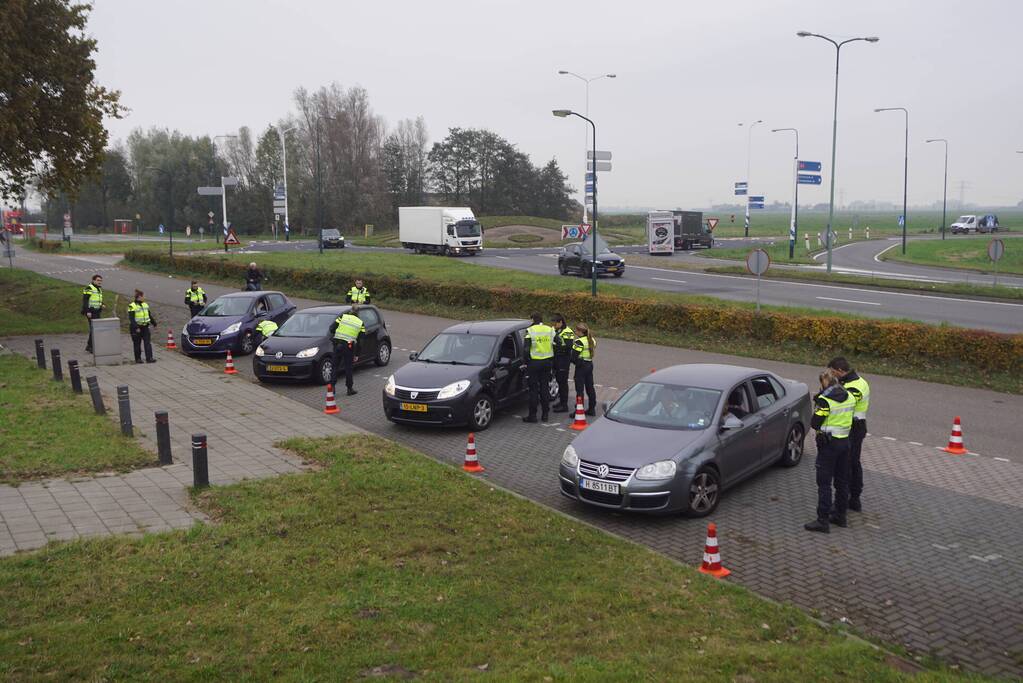 Politie houdt controle op carpoolplaats