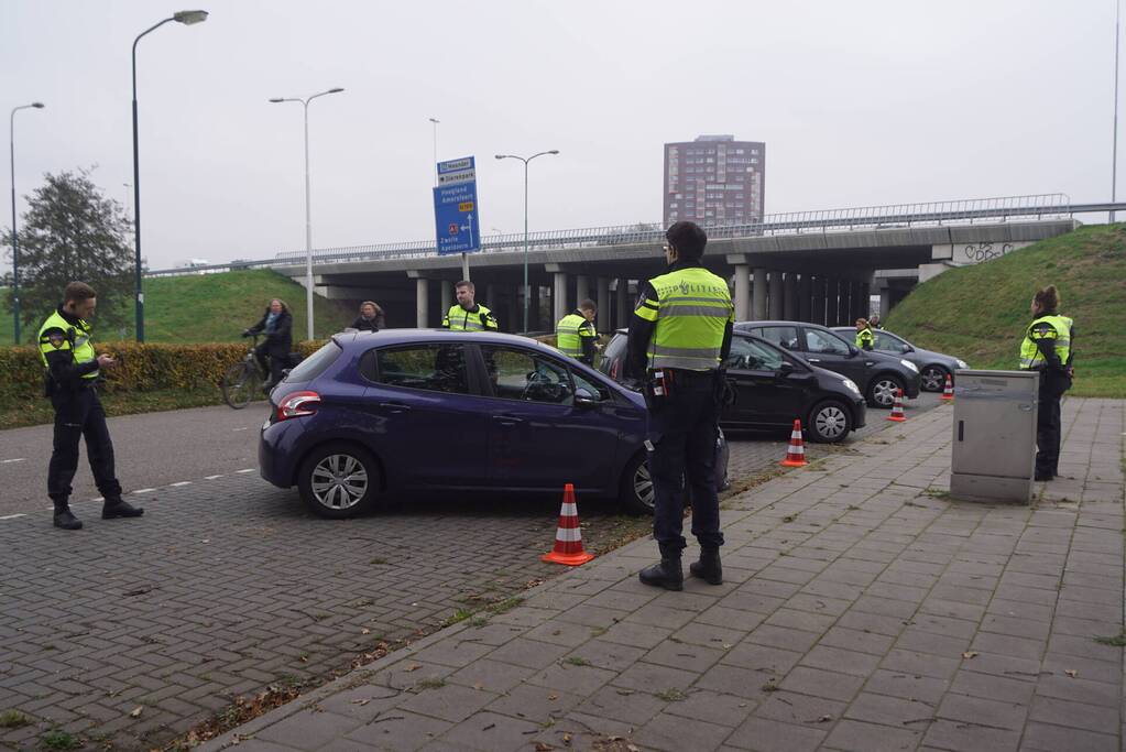 Politie houdt controle op carpoolplaats