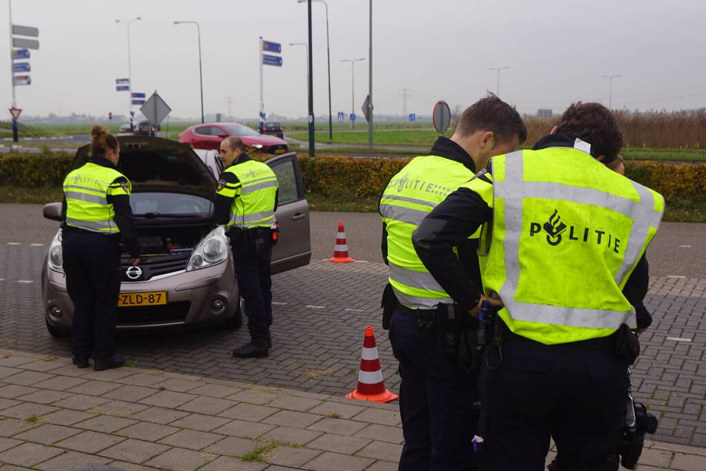 Politie houdt controle op carpoolplaats