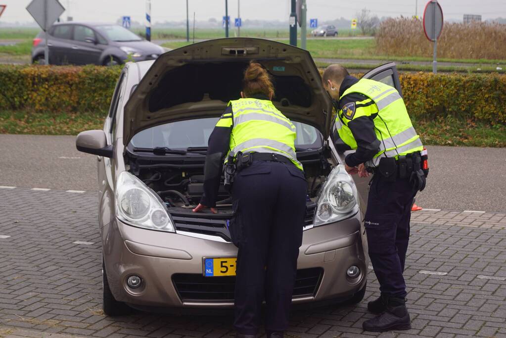 Politie houdt controle op carpoolplaats
