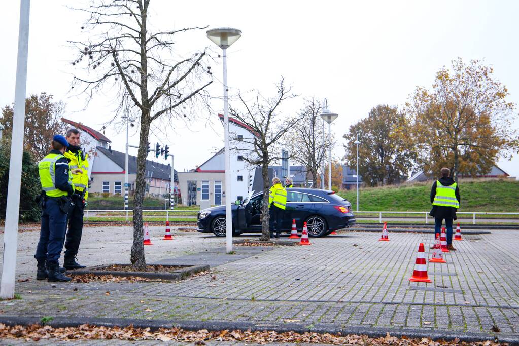 Politie houdt voertuigcontrole op parkeerplaats