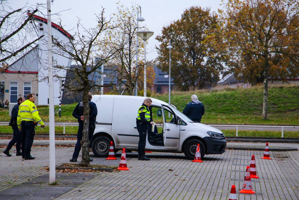 Politie houdt voertuigcontrole op parkeerplaats