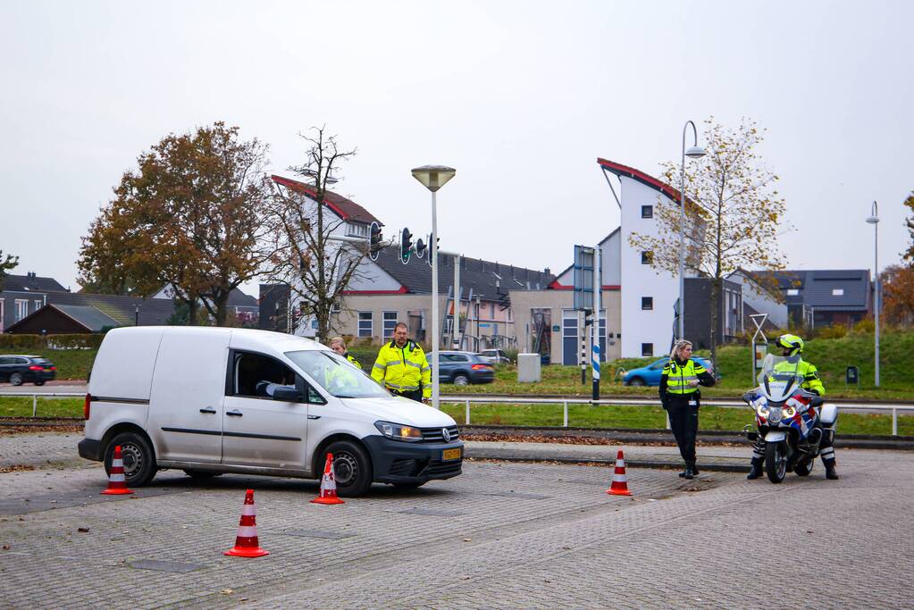 Politie houdt voertuigcontrole op parkeerplaats