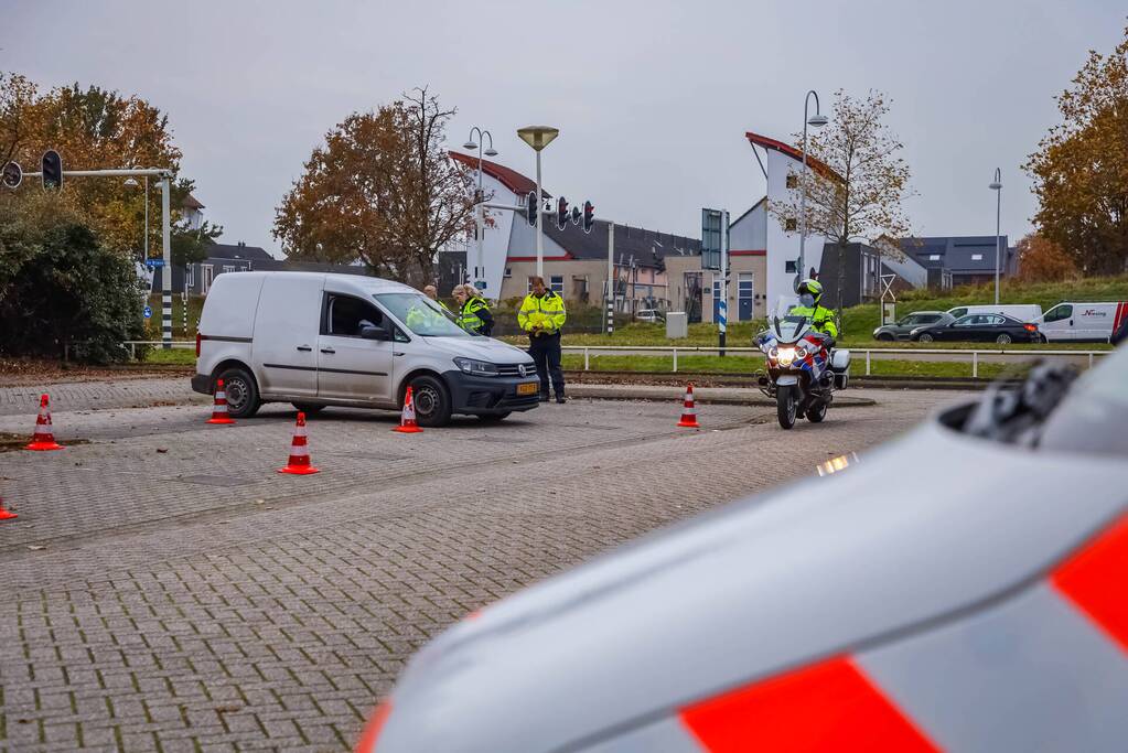 Politie houdt voertuigcontrole op parkeerplaats