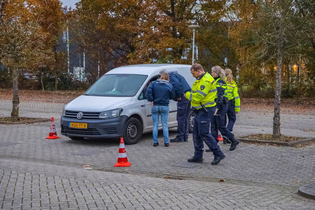Politie houdt voertuigcontrole op parkeerplaats