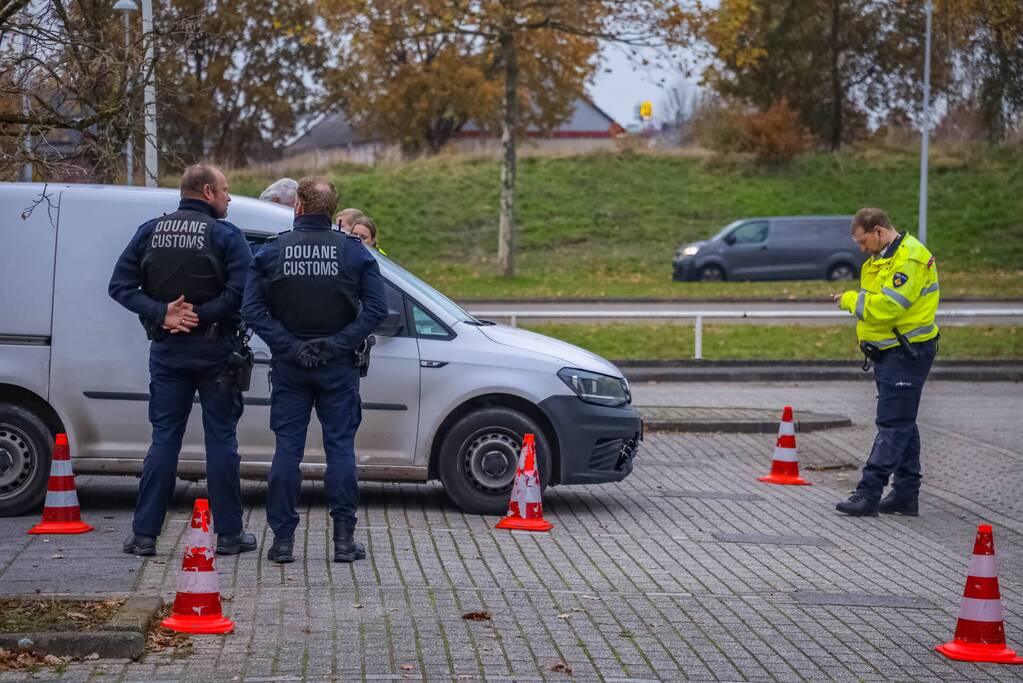 Politie houdt voertuigcontrole op parkeerplaats
