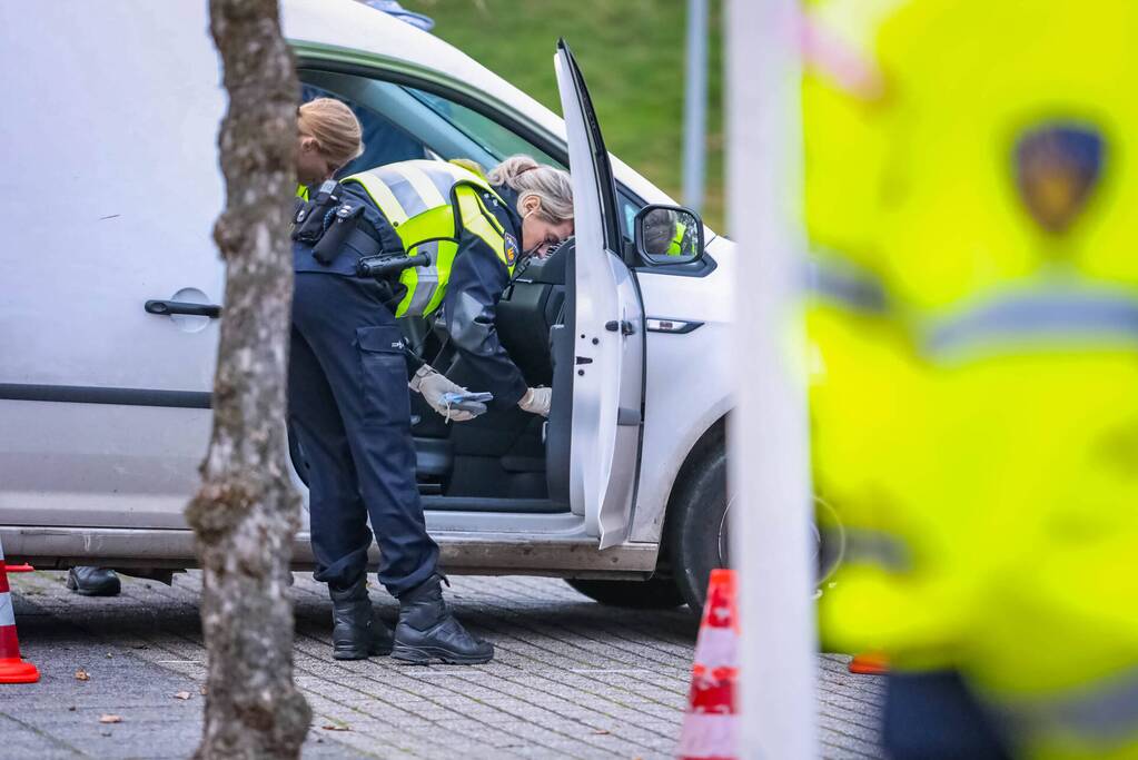 Politie houdt voertuigcontrole op parkeerplaats
