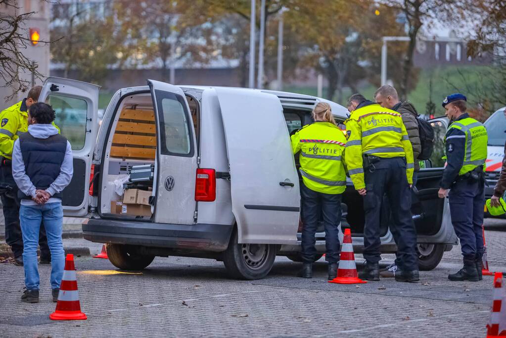Politie houdt voertuigcontrole op parkeerplaats