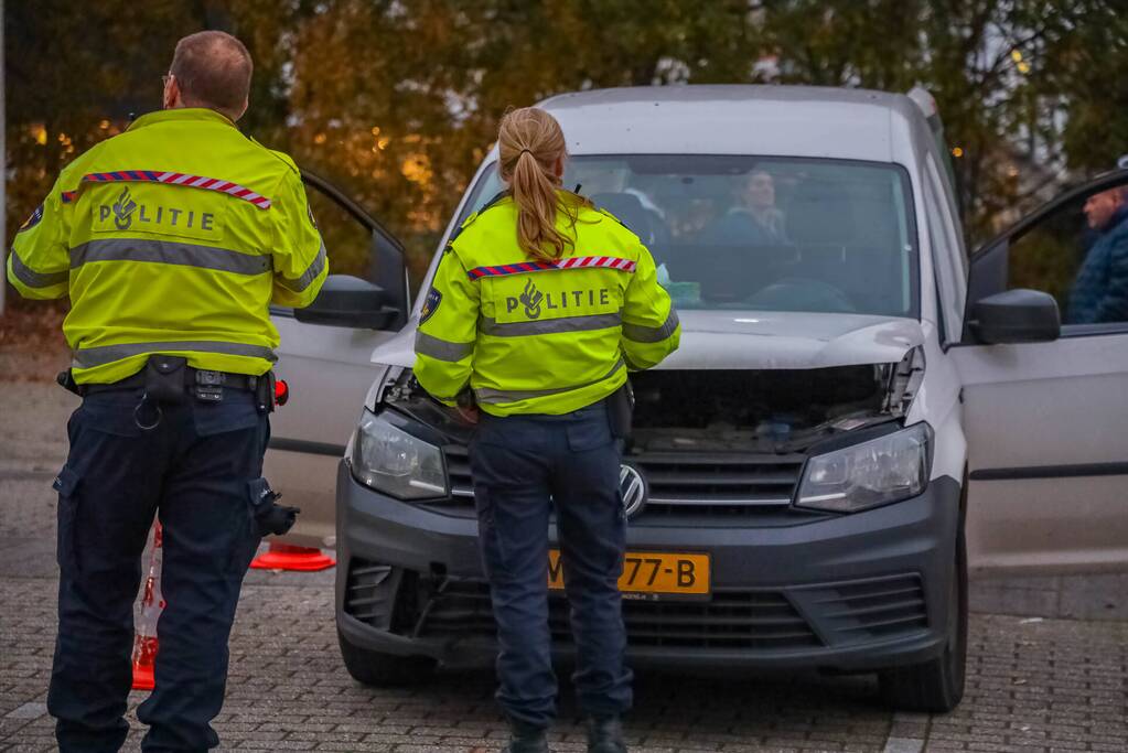 Politie houdt voertuigcontrole op parkeerplaats