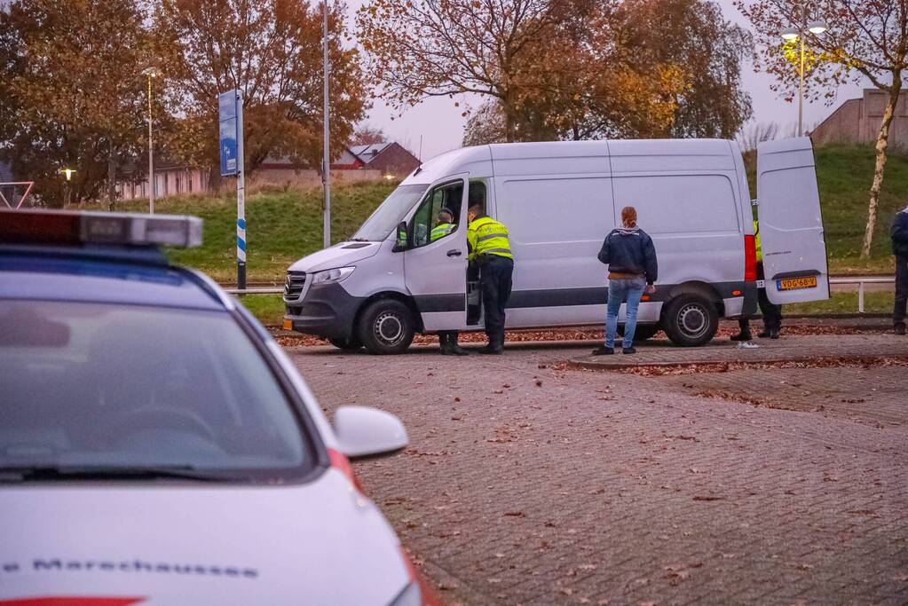 Politie houdt voertuigcontrole op parkeerplaats