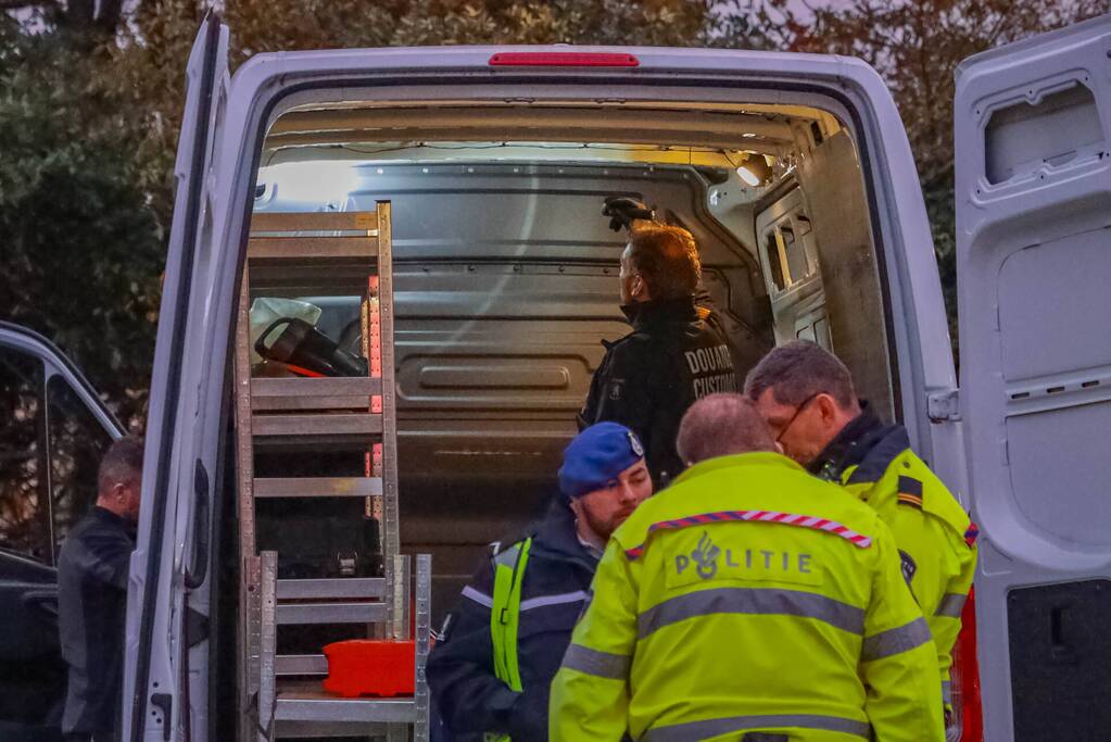 Politie houdt voertuigcontrole op parkeerplaats