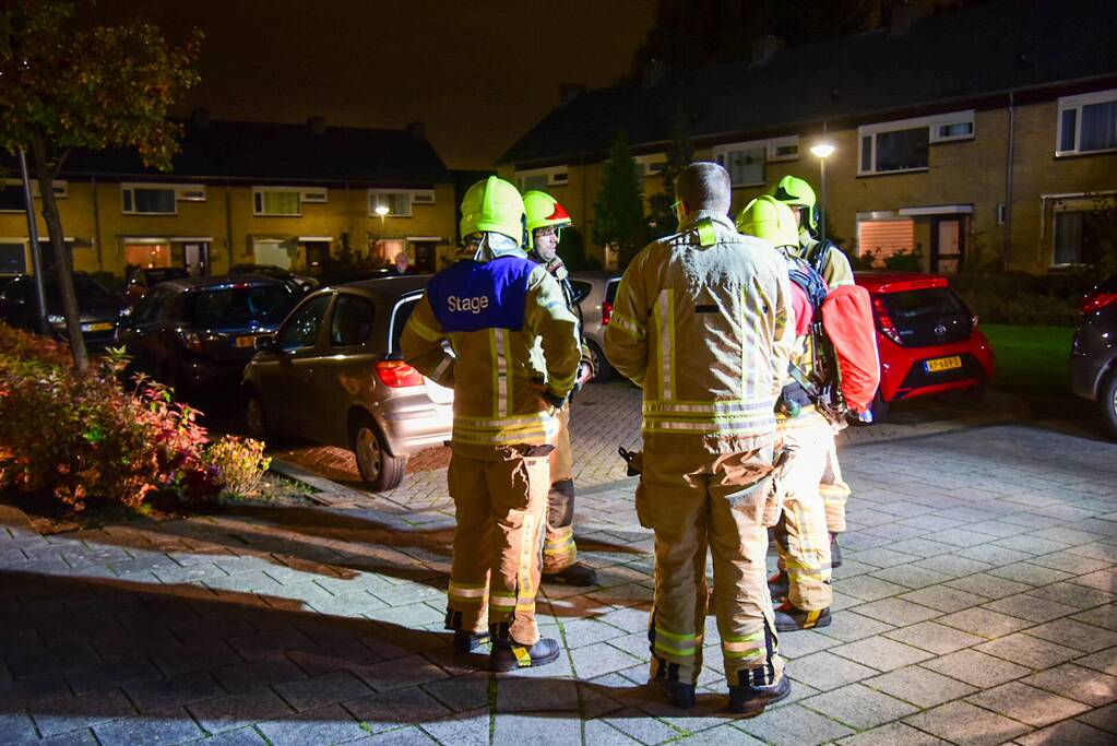 Brandweer doet onderzoek naar gaslucht op straat