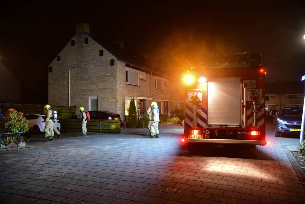 Brandweer doet onderzoek naar gaslucht op straat