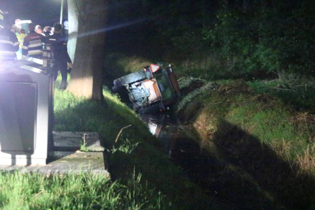 Tractor belandt in sloot