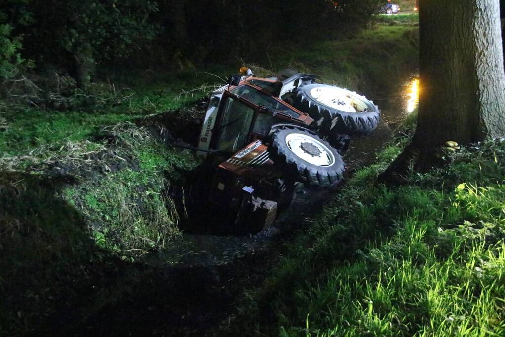 Tractor belandt in sloot