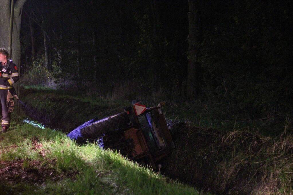 Tractor belandt in sloot