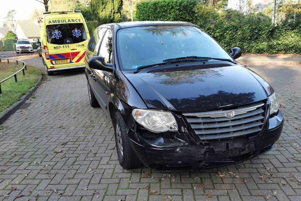 Schade bij botsing tussen twee auto's