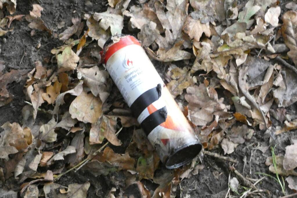 Brandweer blust brand naast snelweg