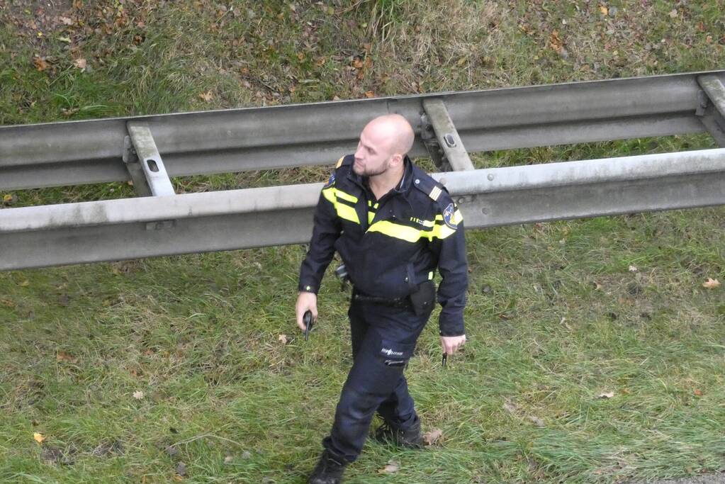 Brandweer blust brand naast snelweg