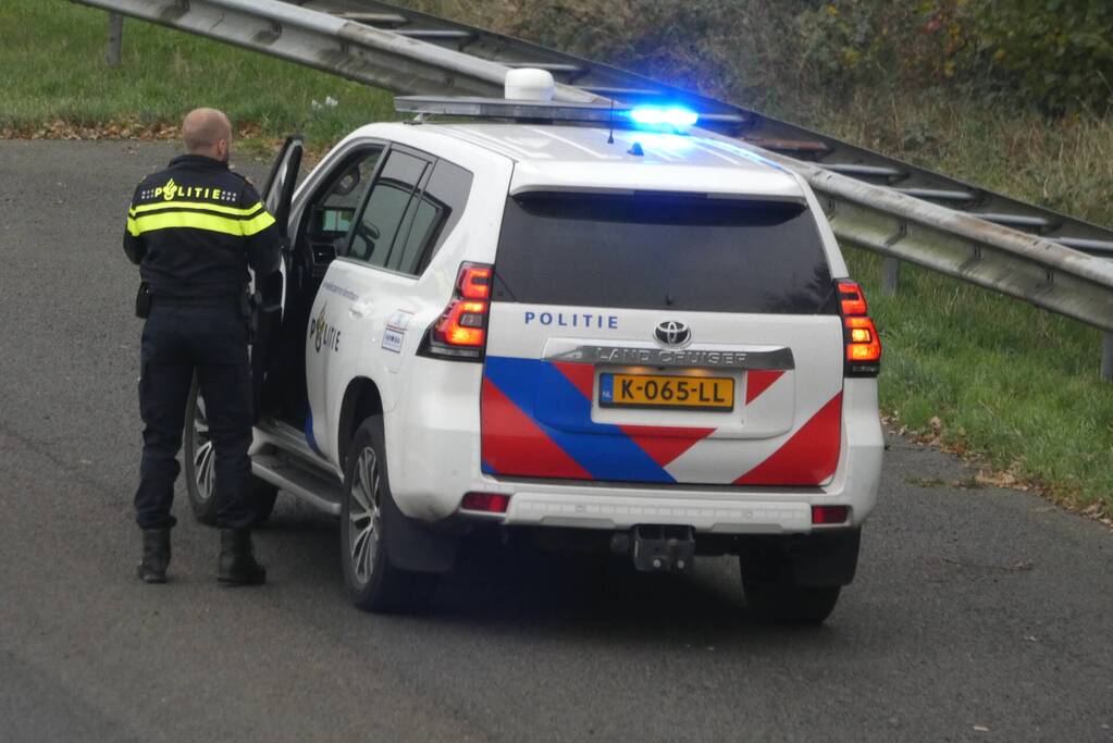 Brandweer blust brand naast snelweg