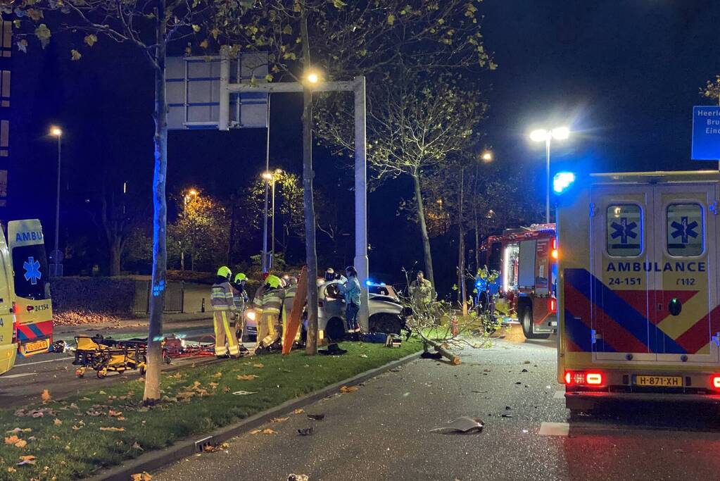 Bestuurder bekneld door ernstig ongeval