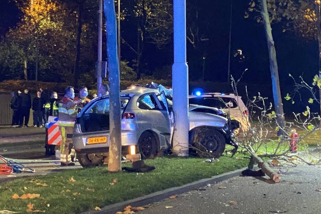 Bestuurder bekneld door ernstig ongeval