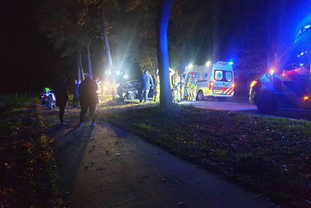 Automobilist verliest macht over het stuur en botst tegen boom